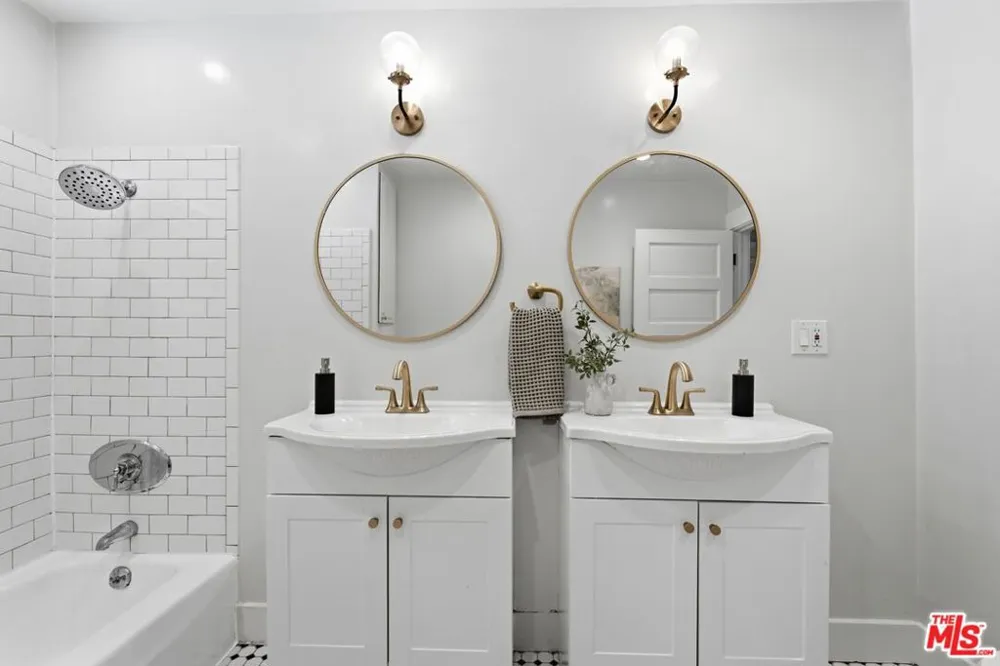 2640 S Hobart Boulevard Los Angeles, CA 90018