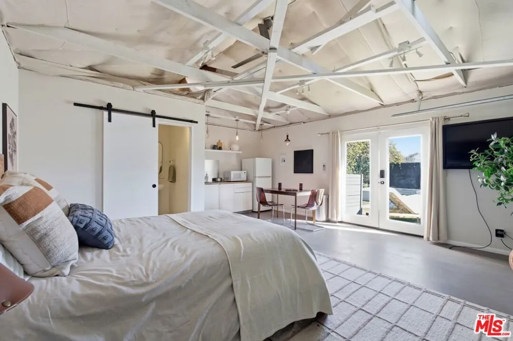 2640 S Hobart Boulevard Los Angeles, CA 90018