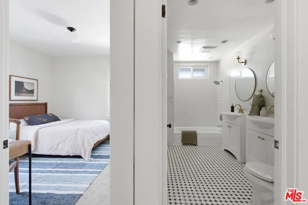 2640 S Hobart Boulevard Los Angeles, CA 90018