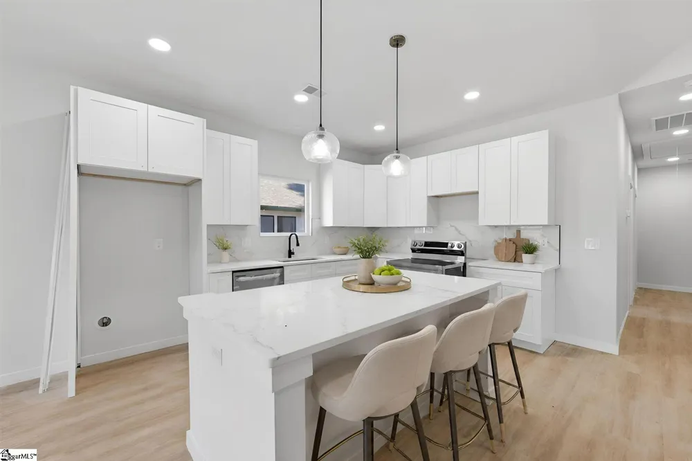 579 Bee Street Spartanburg, SC 29303