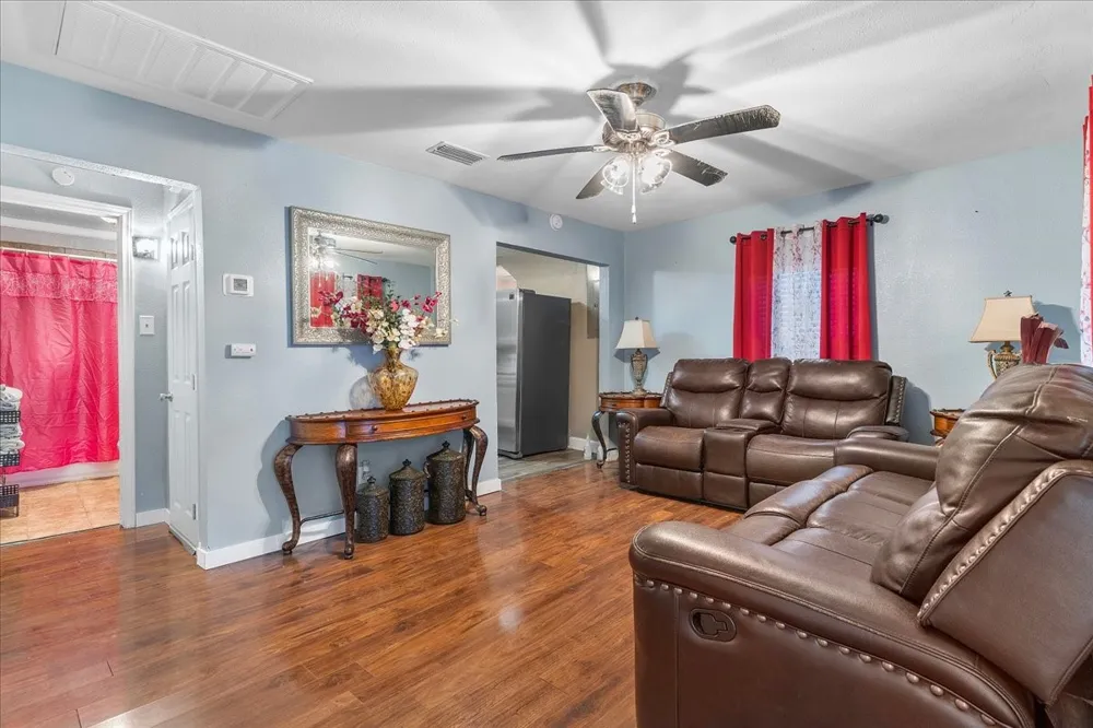 2801 Crystal Drive Balch Springs, TX 75180