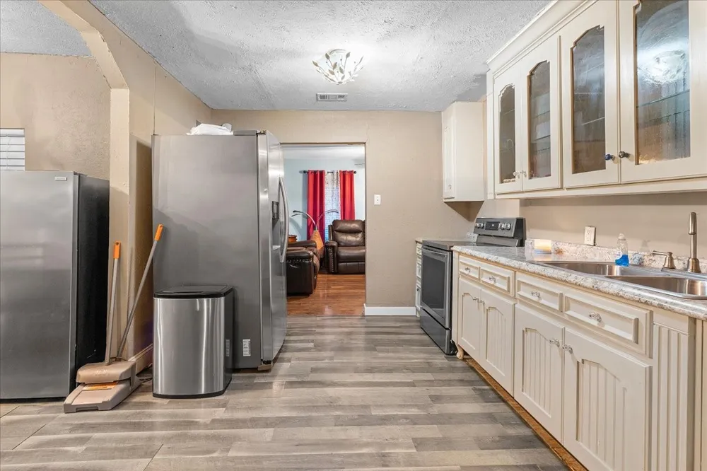 2801 Crystal Drive Balch Springs, TX 75180