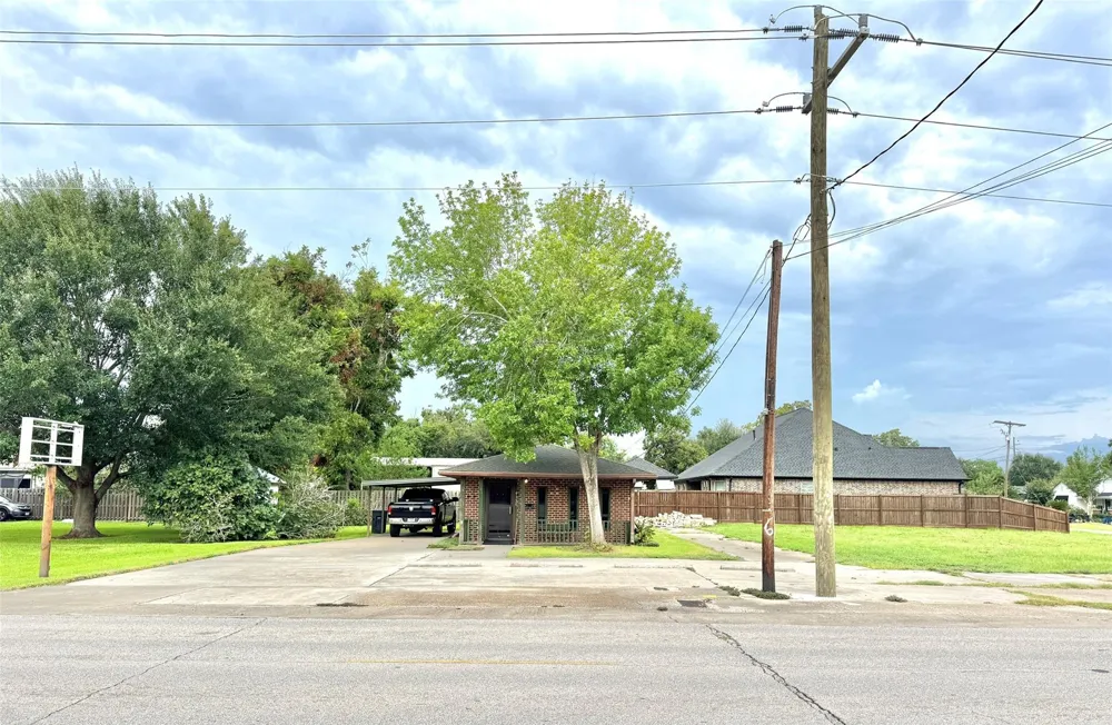 4120 Main Avenue Groves, TX 77619
