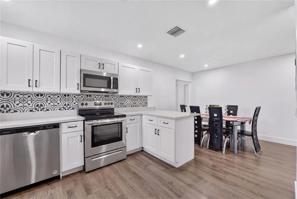 5724 SW 18th St West Park, FL 33023