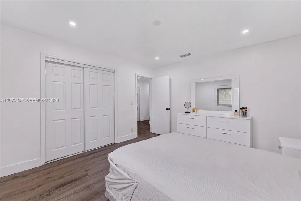 5724 SW 18th St West Park, FL 33023