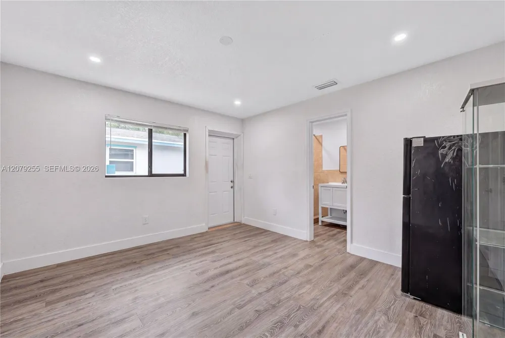 5724 SW 18th St West Park, FL 33023