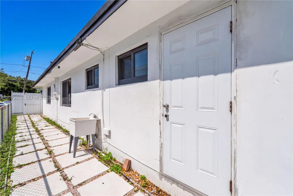 5724 SW 18th St West Park, FL 33023
