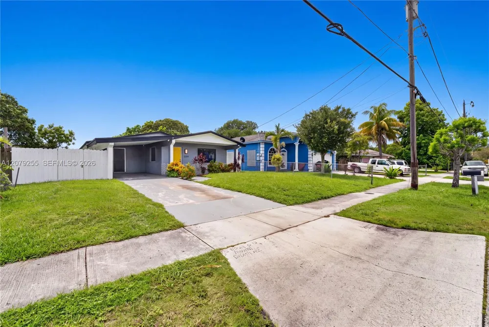 5724 SW 18th St West Park, FL 33023