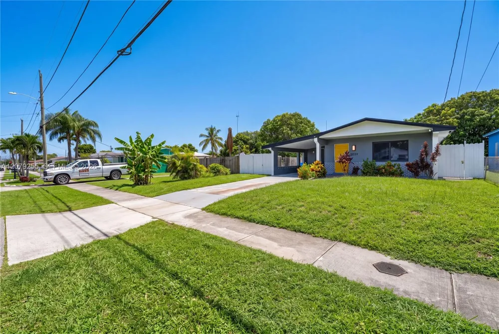 5724 SW 18th St West Park, FL 33023
