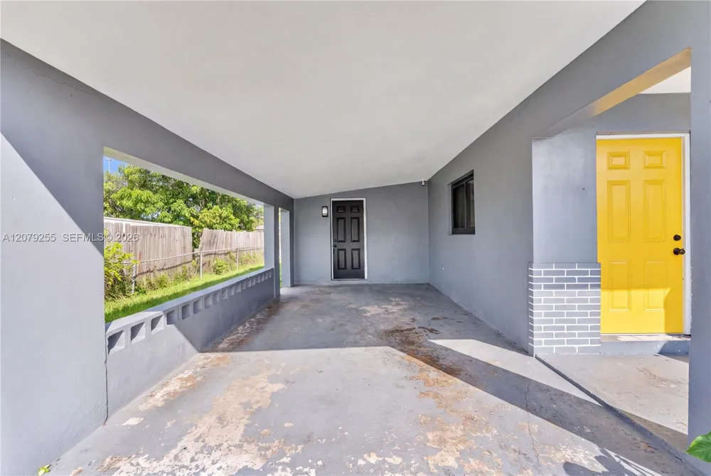 5724 SW 18th St West Park, FL 33023