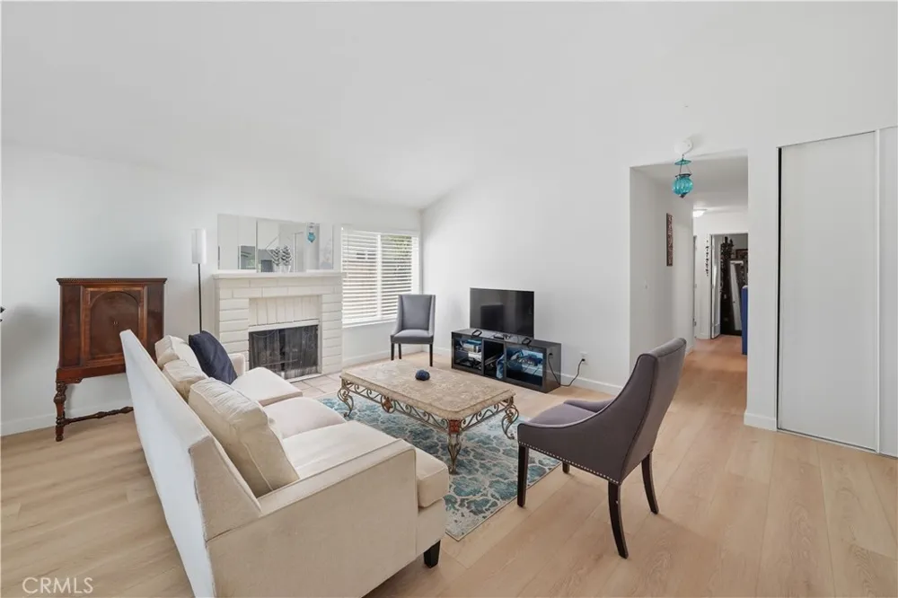 25347 Via Oriol Valencia, CA 91355