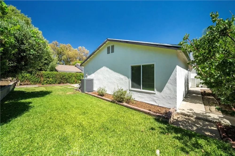 25347 Via Oriol Valencia, CA 91355