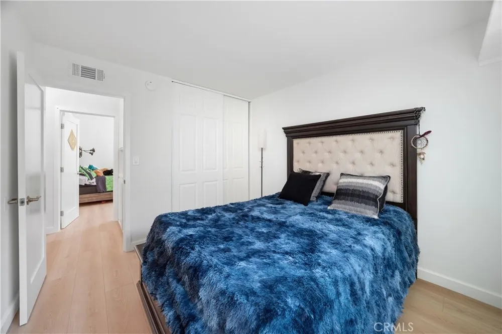 25347 Via Oriol Valencia, CA 91355