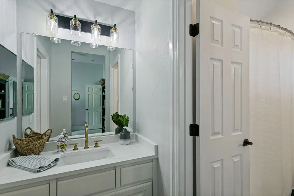 2301 Queen Morgan Lane Lewisville, TX 75056