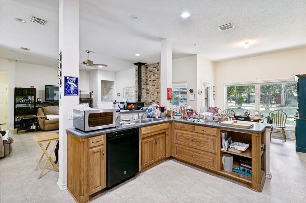 1425 Tobie Layne Street Benbrook, TX 76126
