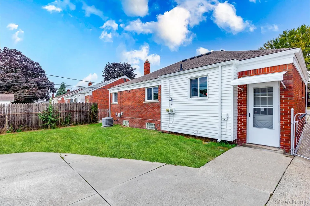 22330 E 12 Mile Road St Clair Shores City, MI 48081