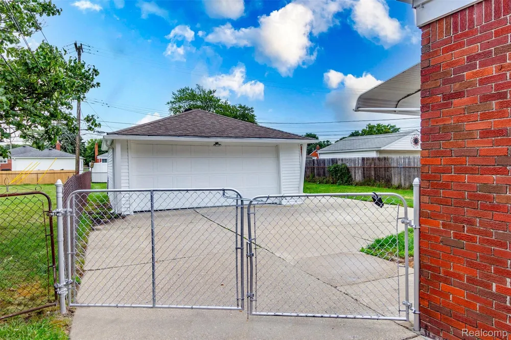 22330 E 12 Mile Road St Clair Shores City, MI 48081