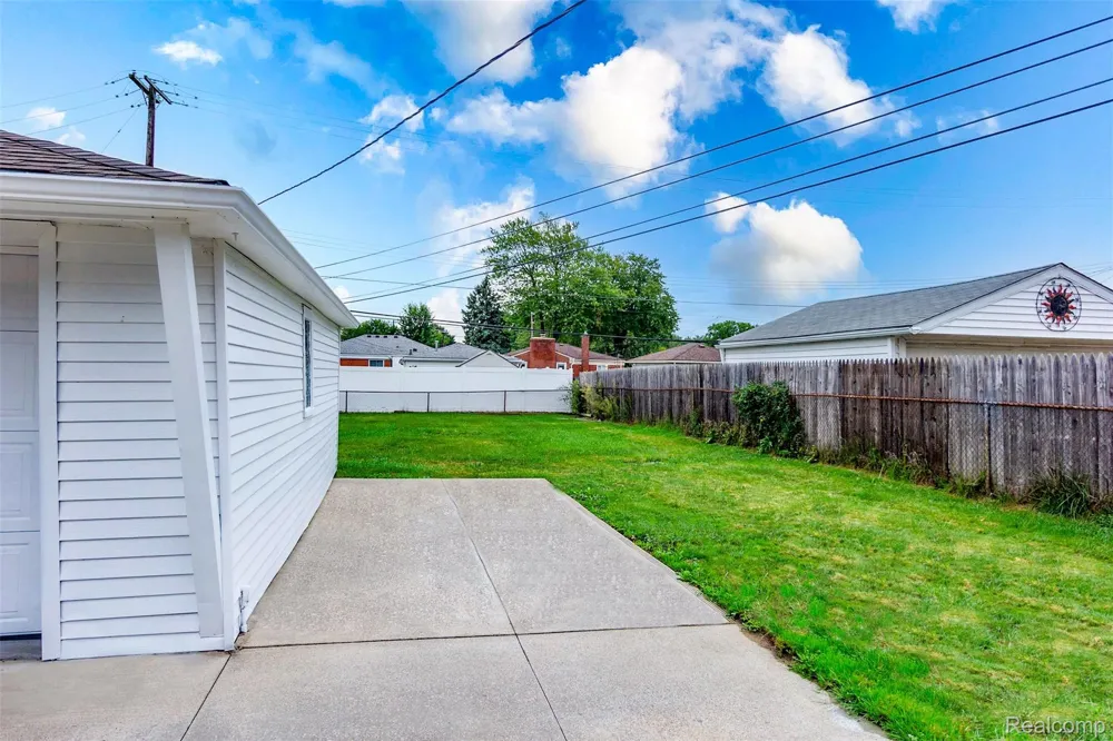22330 E 12 Mile Road St Clair Shores City, MI 48081