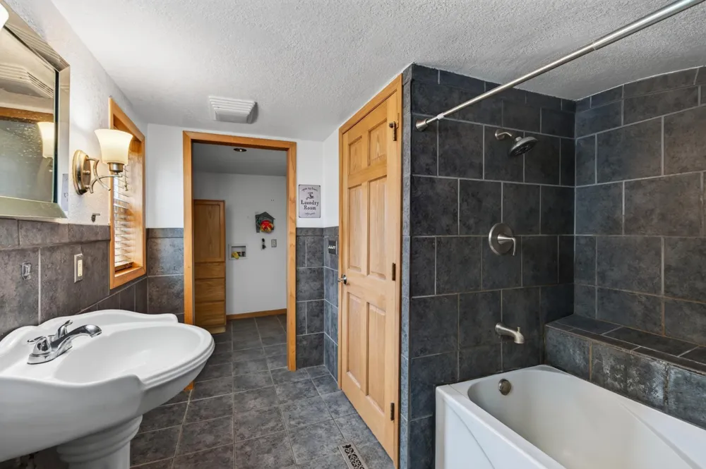 1498 Hazelwood Street Saint Paul, MN 55106
