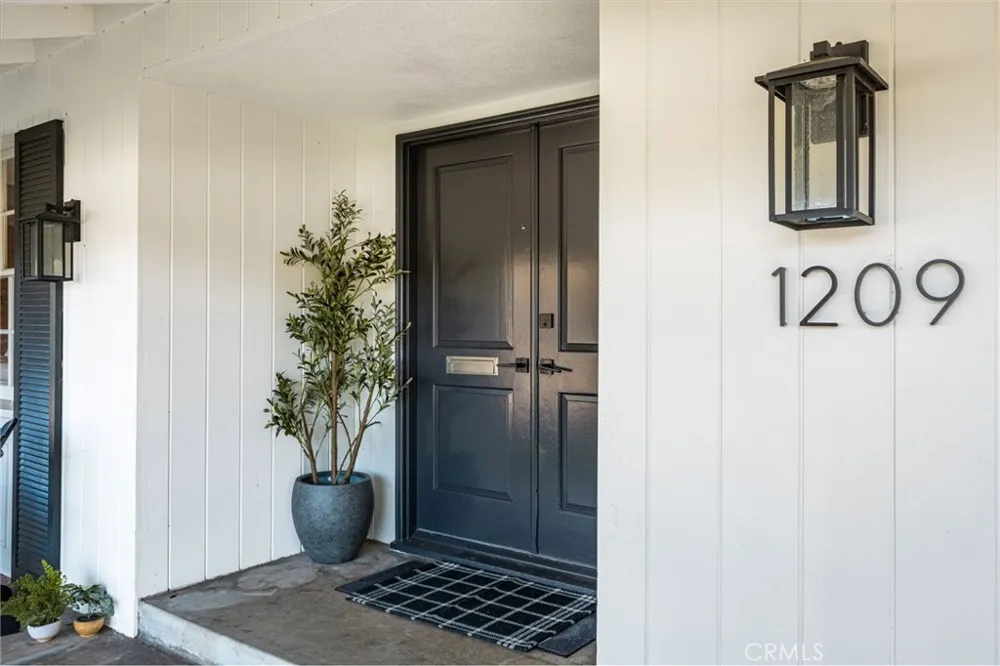 1209 E Walnut Orange, CA 92867