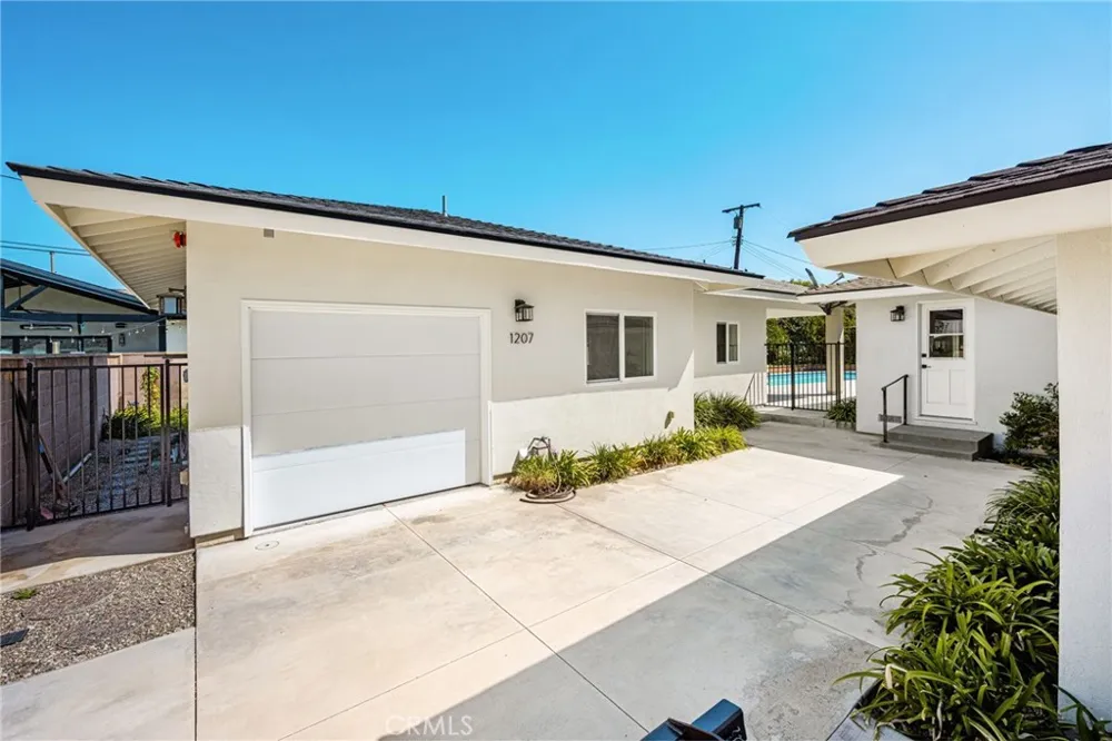 1209 E Walnut Orange, CA 92867