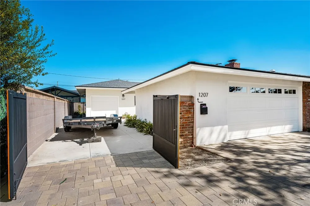 1209 E Walnut Orange, CA 92867
