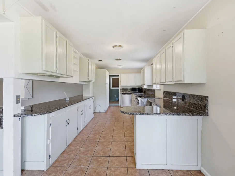 324 E King Rockport, TX 78382