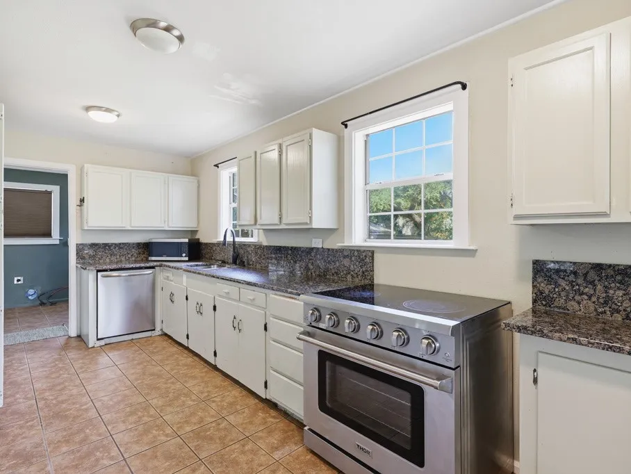 324 E King Rockport, TX 78382