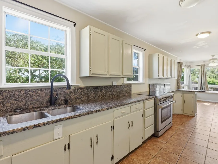324 E King Rockport, TX 78382