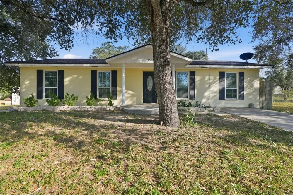 1307 William Street George West, TX 78022