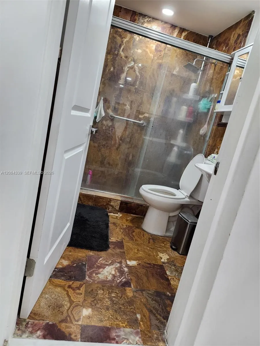 8240 SW 38th St Miami, FL 33155