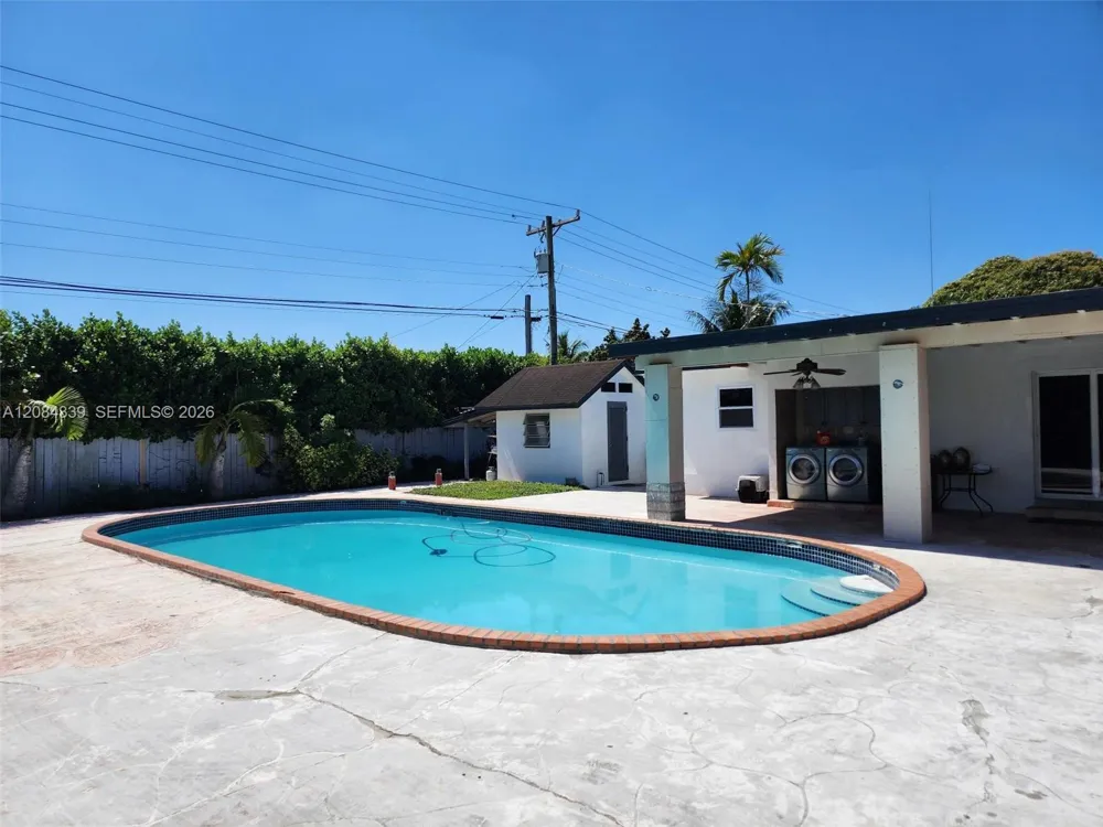 8240 SW 38th St Miami, FL 33155