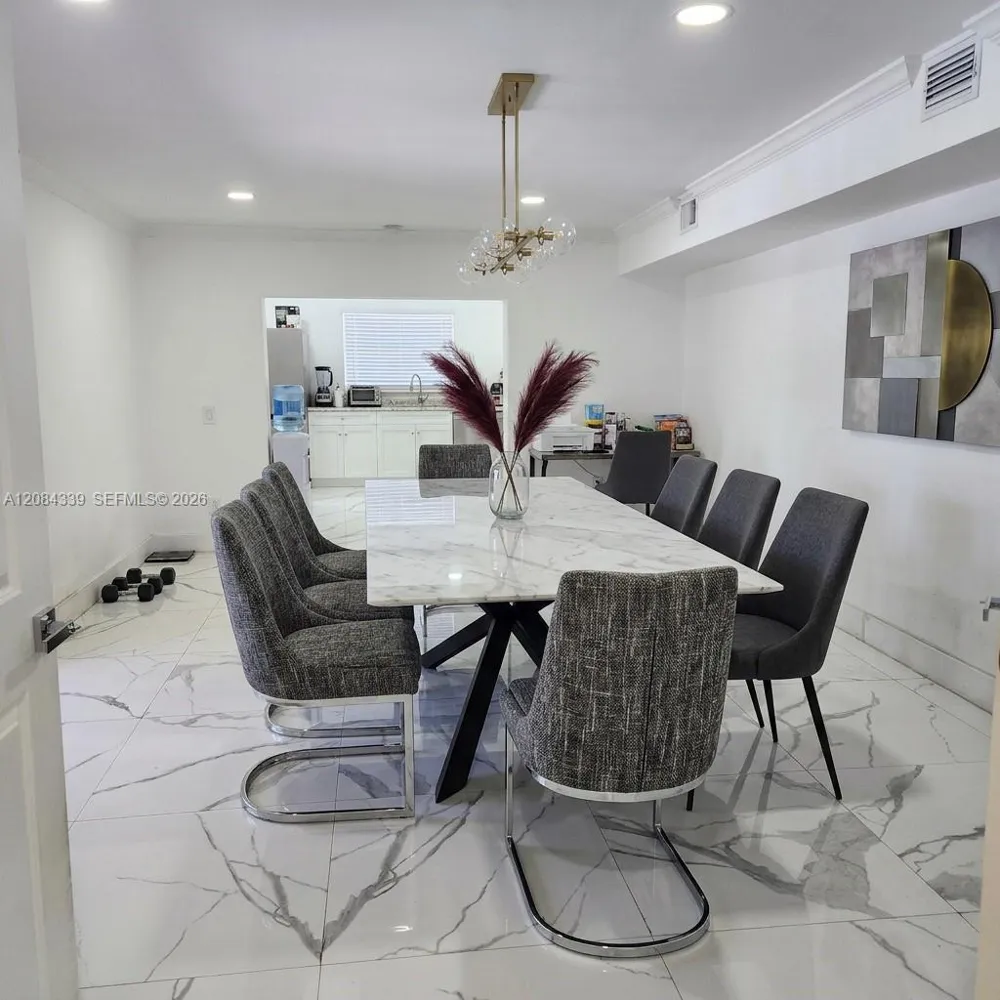 8240 SW 38th St Miami, FL 33155