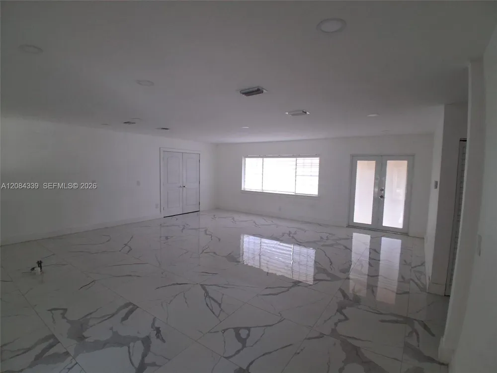 8240 SW 38th St Miami, FL 33155