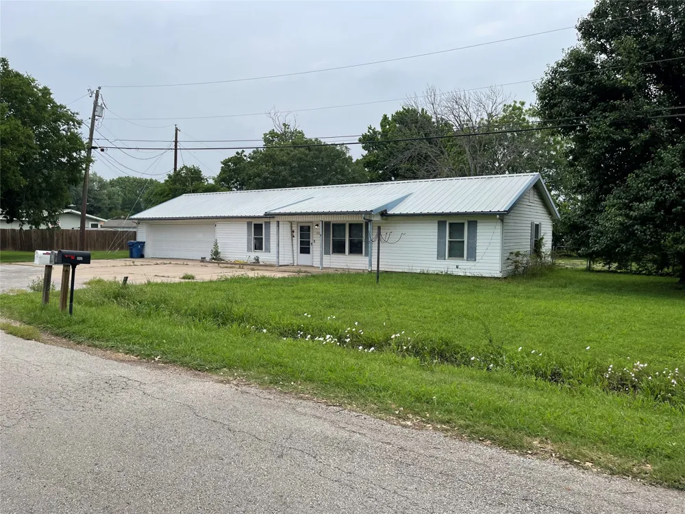 400 Angelina Whitney, TX 76692