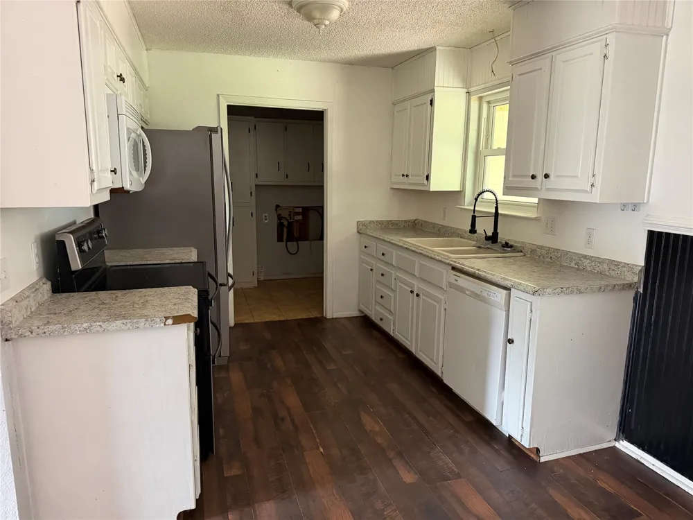 400 Angelina Whitney, TX 76692