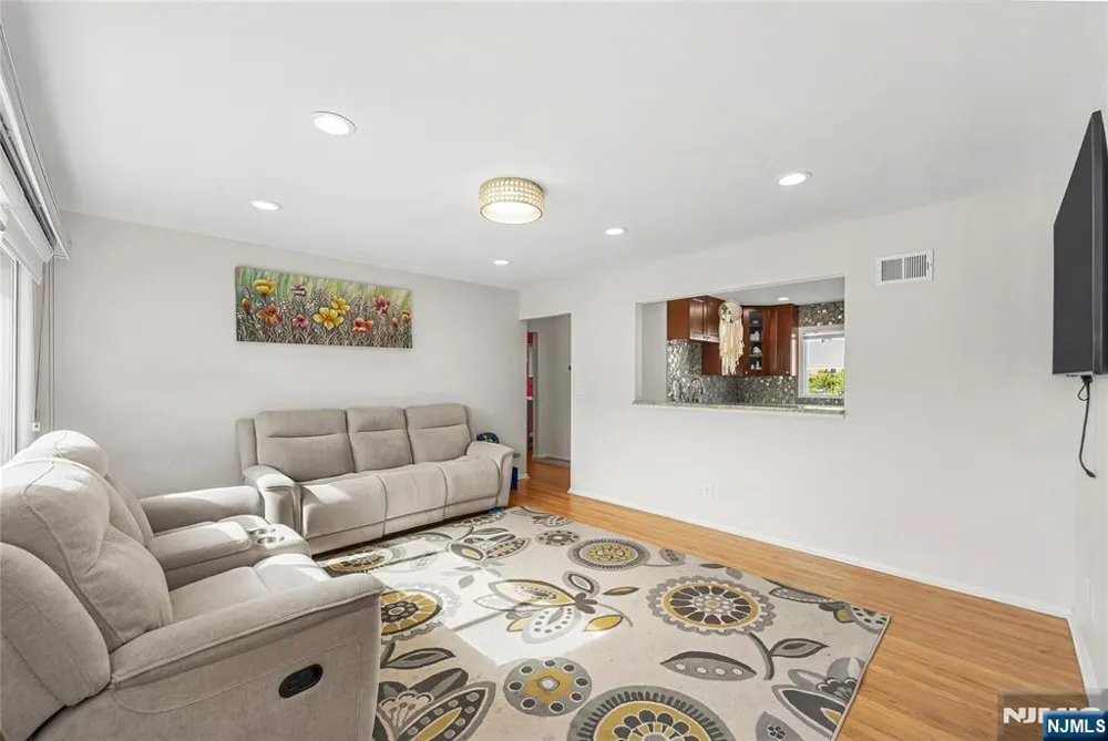 813 Morton Street East Rutherford, NJ 07073