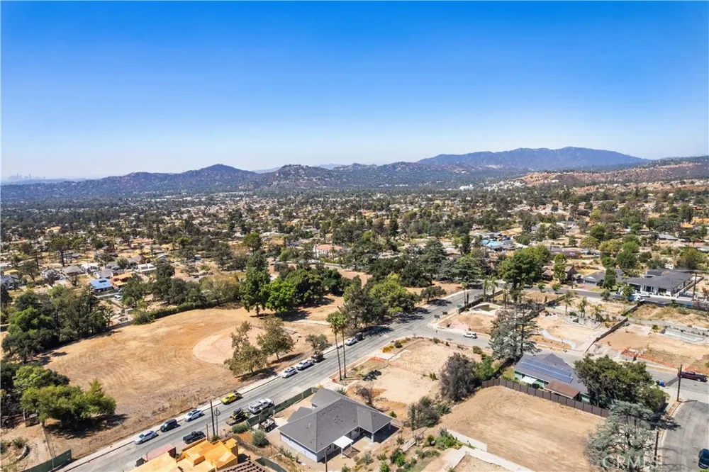 523 E Mount Curve Altadena, CA 91001