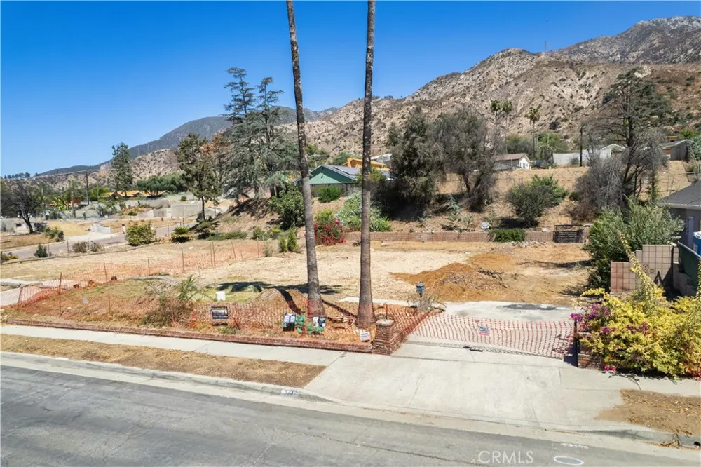 523 E Mount Curve Altadena, CA 91001