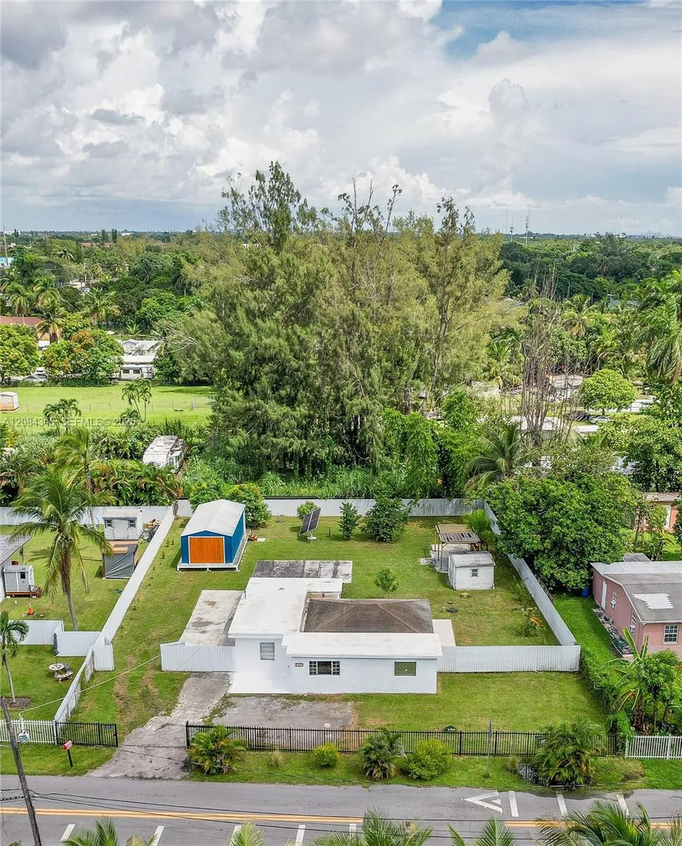 1843 NW 107th St Miami, FL 33167
