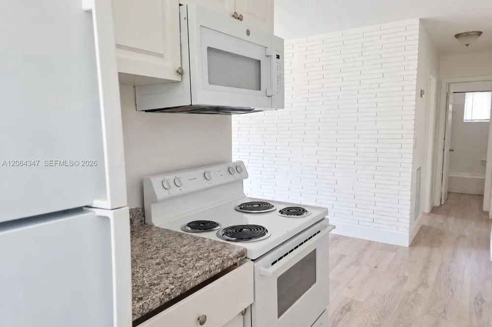300 SE 9th Ct #4 Hallandale Beach, FL 33009