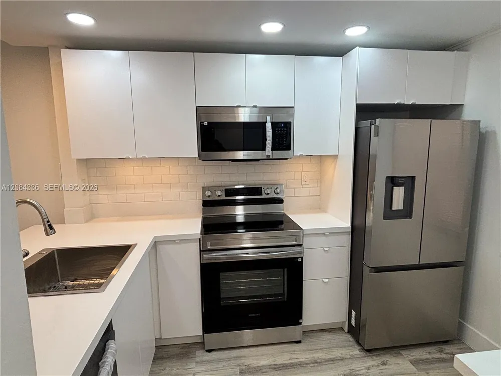 10304 Sunrise Lakes Blvd #209 Sunrise, FL 33322
