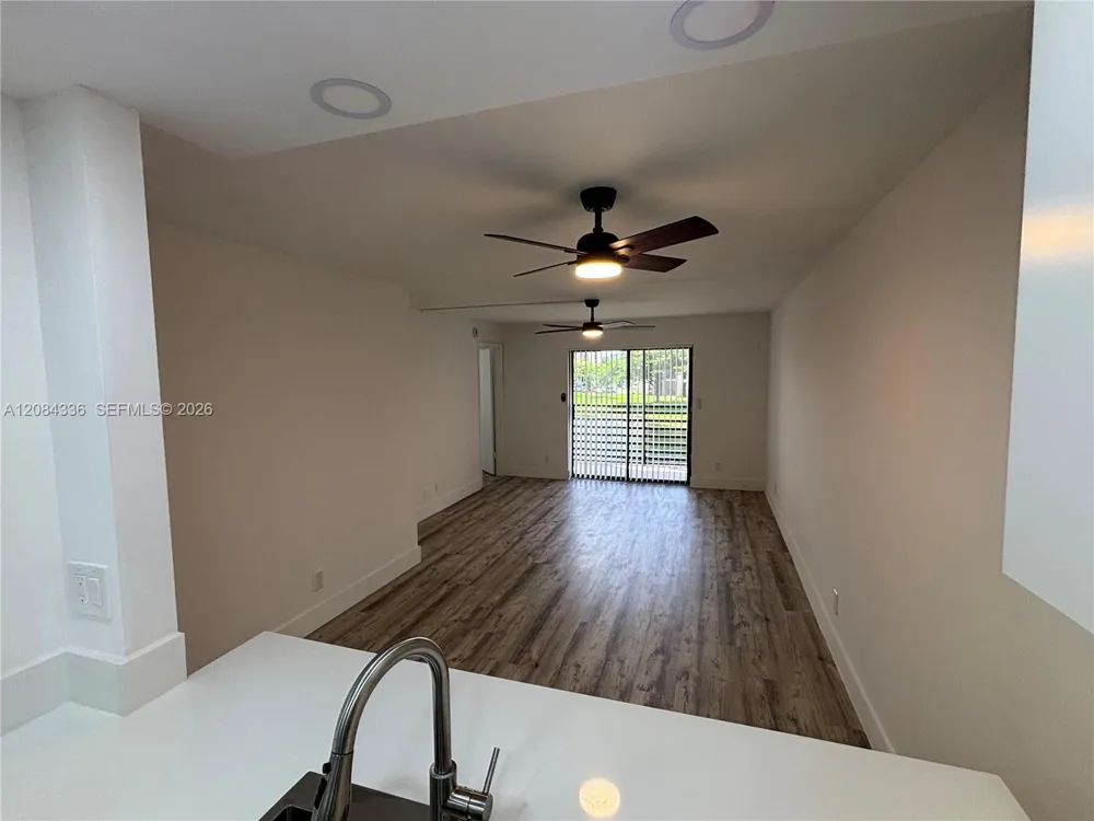 10304 Sunrise Lakes Blvd #209 Sunrise, FL 33322