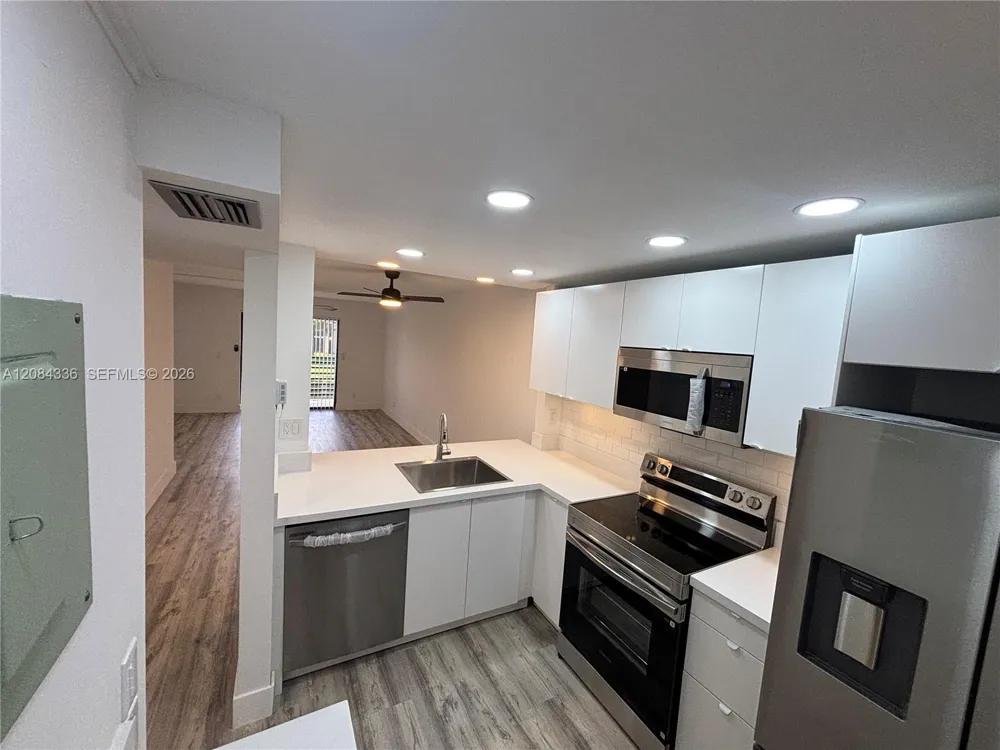 10304 Sunrise Lakes Blvd #209 Sunrise, FL 33322