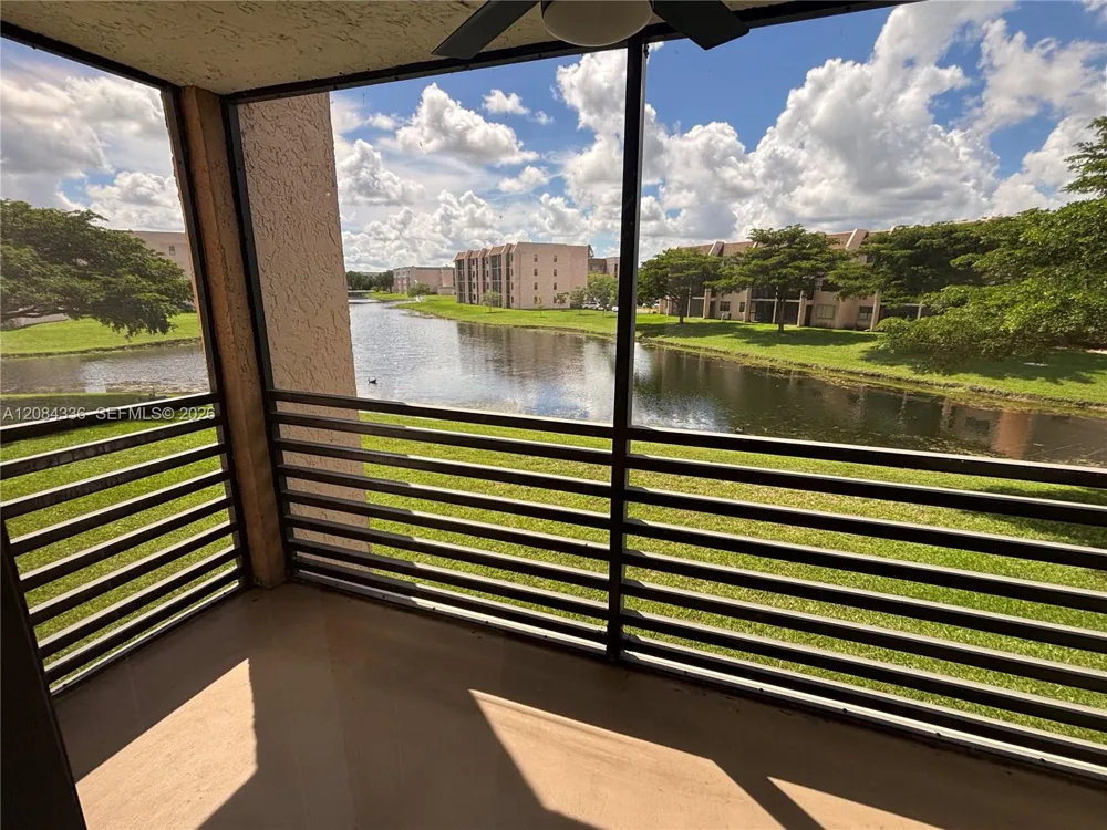10304 Sunrise Lakes Blvd #209 Sunrise, FL 33322