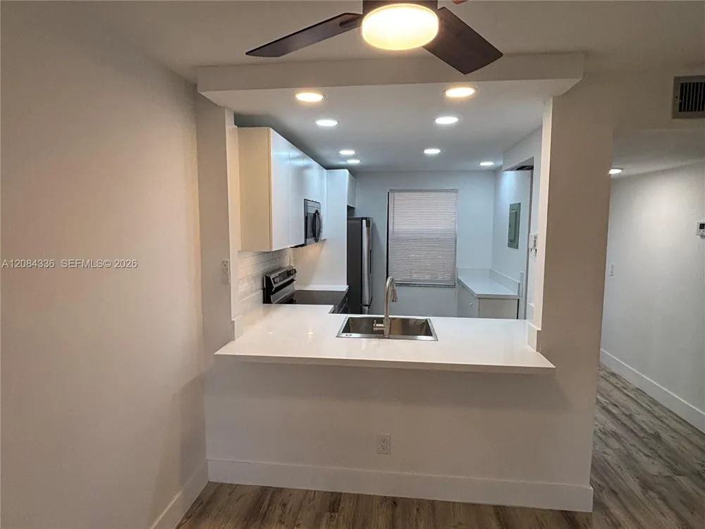 10304 Sunrise Lakes Blvd #209 Sunrise, FL 33322