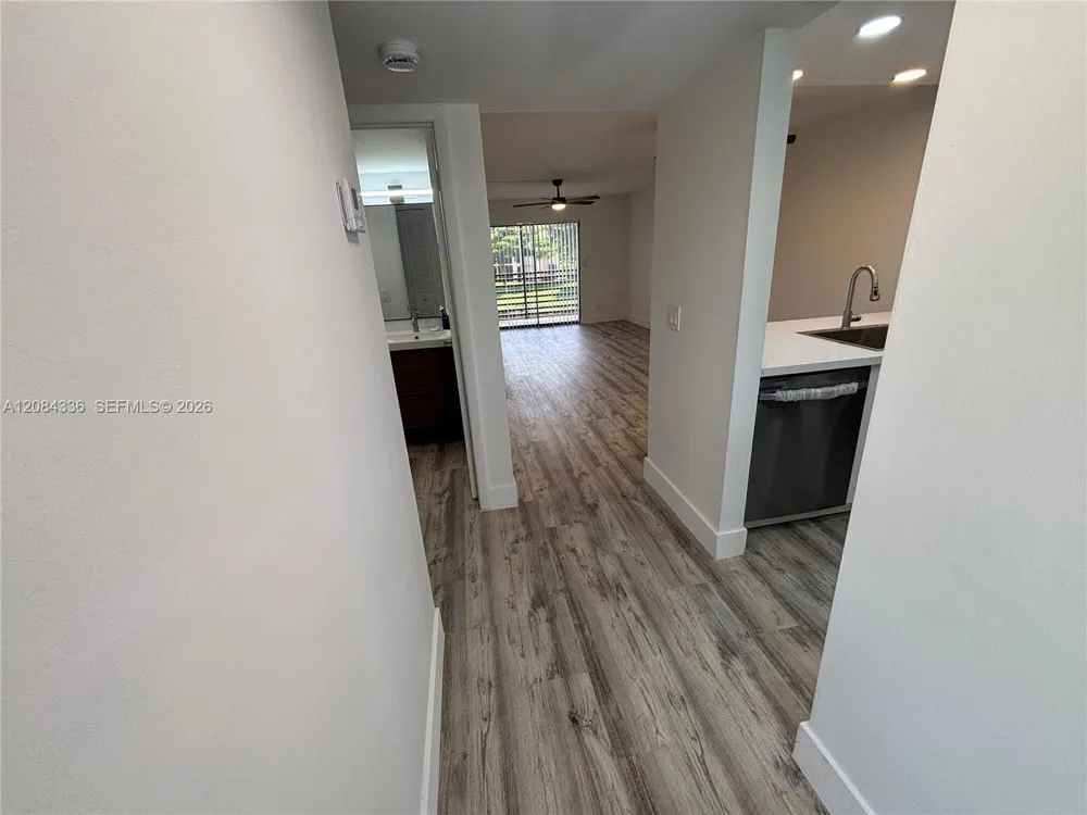 10304 Sunrise Lakes Blvd #209 Sunrise, FL 33322