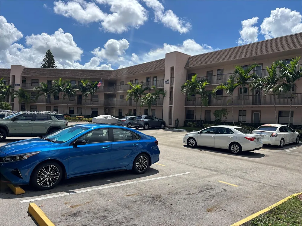 10304 Sunrise Lakes Blvd #209 Sunrise, FL 33322