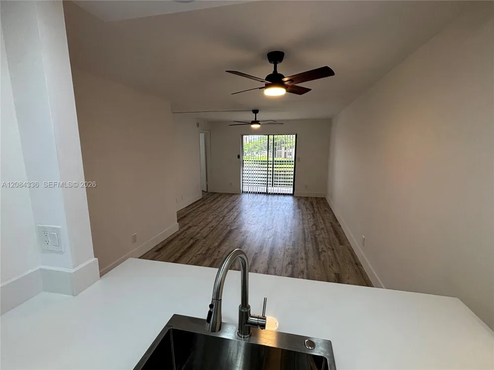 10304 Sunrise Lakes Blvd #209 Sunrise, FL 33322
