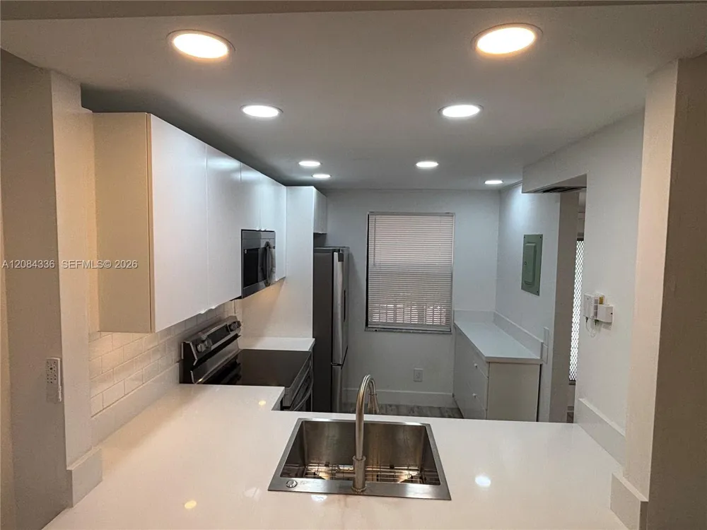 10304 Sunrise Lakes Blvd #209 Sunrise, FL 33322